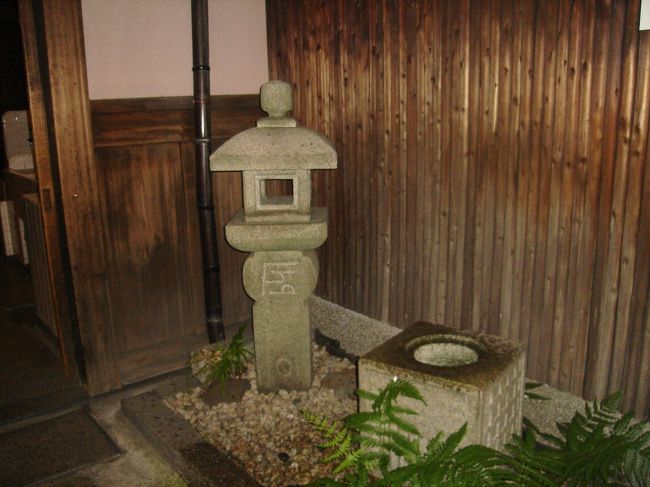 気が付いたら20:00前。<br />このまま二日目が終わってしまうのがもったいない・・・。ホテルの近くに町屋見学できる所があったのを思い出し、ホテルのパソコンで調べたら21:00まで開いてた!!<br />さっそく行ってみました。