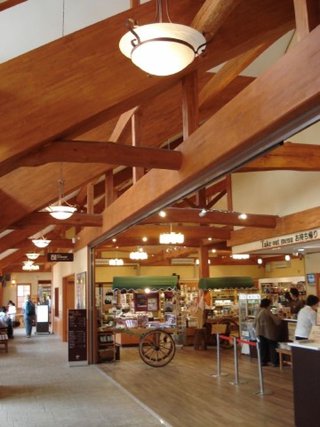 大月から普通電車で約70分、河口湖駅に到着です。<br /><br />駅舎がすっかり綺麗になっていて驚きました！<br /><br />オシャレー(＠_＠)　Cafeは外人さんでいっぱいです。