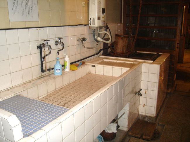 四条西洞院のバス停の真ん前にあります。<br />ちなみに見学料は無料です。<br />この建物は明治４３年に建てられたそうです。<br />タイルは昭和に入ってから張られたそうですが、井戸もあります。