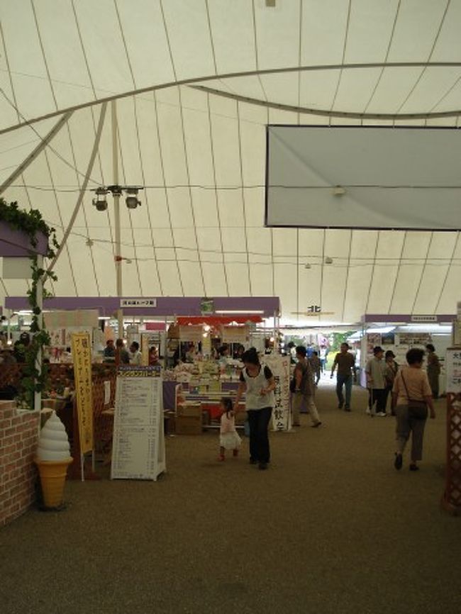 ７月１３日までハーブフェスティバルが行われてます<br /><br />こちらの展示場ではラベンダー製品や鉢植えが<br /><br /><br />