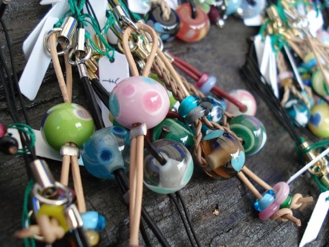 涼しげなとんぼ玉。昔、とんぼ玉習ってました。<br /><br />固まらないうちに模様をつけるのが難しいんです。