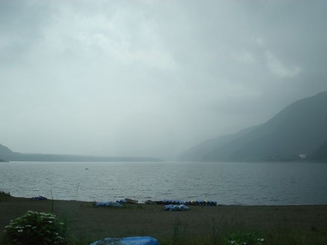 再びバスに乗込み１５分程で西湖が見えてきました。<br /><br />とってもくだらないダジャレが浮かんだ。が、やめておこう