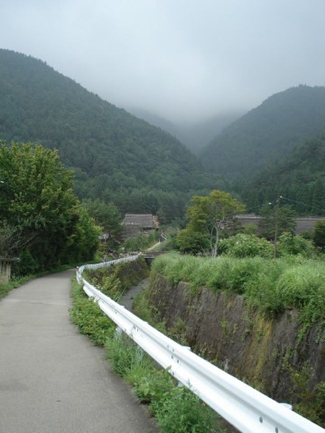 いやしの里 根場バス停下車<br /><br />寒い…。さっきのダジャレのせいではない。<br /><br />西湖周辺は河口湖より少し標高が高いため肌寒い