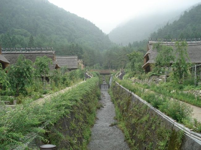オォ〜〜いい雰囲気♪<br /><br />山々に囲まれた川沿いに突如現れた茅葺き集落
