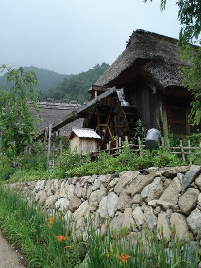 施設保存協力金として入館料大人２００円<br /><br />でも特に柵で区切られてるわけでもなく普通に<br /><br />入って行けちゃいます。