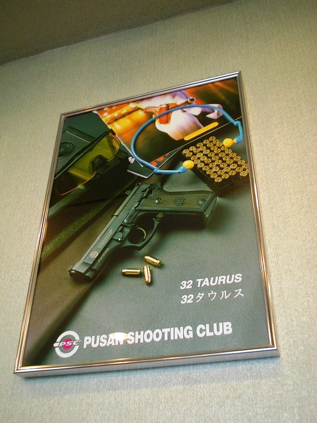 射撃場内に掲げられていたポスターです。新しいガンモデルか、あるいは人気モデルでしょうか？