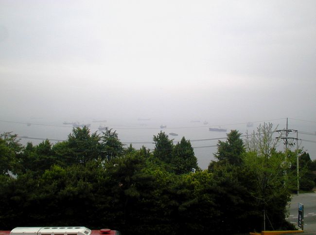 島影観光射撃場は、釜山広域市の南側に位置していました。高台にあったその建物からは、海が見渡せました。