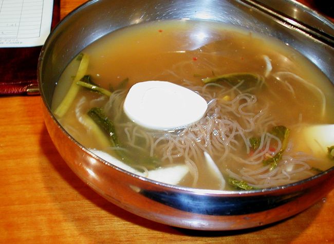 射撃の後は、ロッテホテルでのディナーショー見学です。ドリンクだけの注文なので､地下の店で軽く腹ごしらえしました。さっぱり味の冷麺です。