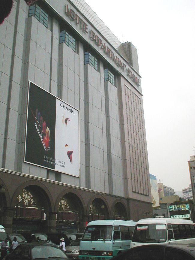 ロッテホテルの外観です。生憎外は小雨が降ってきました。