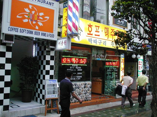 中央の黒い看板は、今や国際語になったカラオケのハングル表記です。カラオケと、小さくカタカナでの併記もあります。