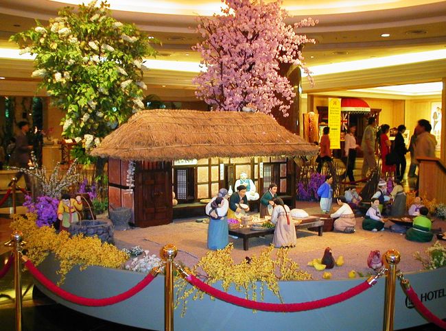 ロッテホテル1階のロビーに飾ってあった模型です。韓国の伝統的な田舎のお祝い事を模しているようです。<br /><br />