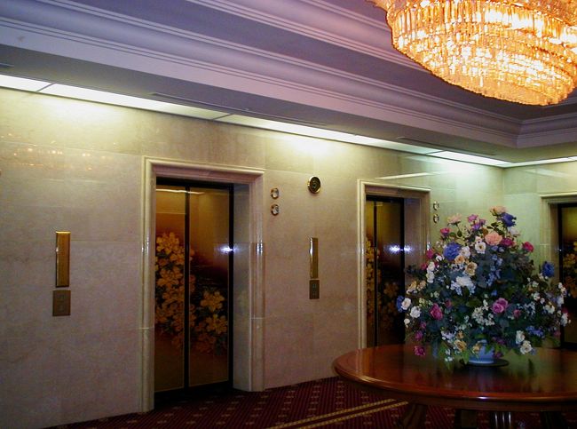 ロッテホテルのエレベーターホールです。この階にディナーショウの劇場がありました。免税店もあるデパートです。