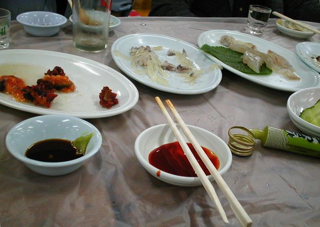 左上は私の好物のホヤです。サービスで付けてもらいました。写真は注文した刺身の一部だけです。満足、満腹でした。