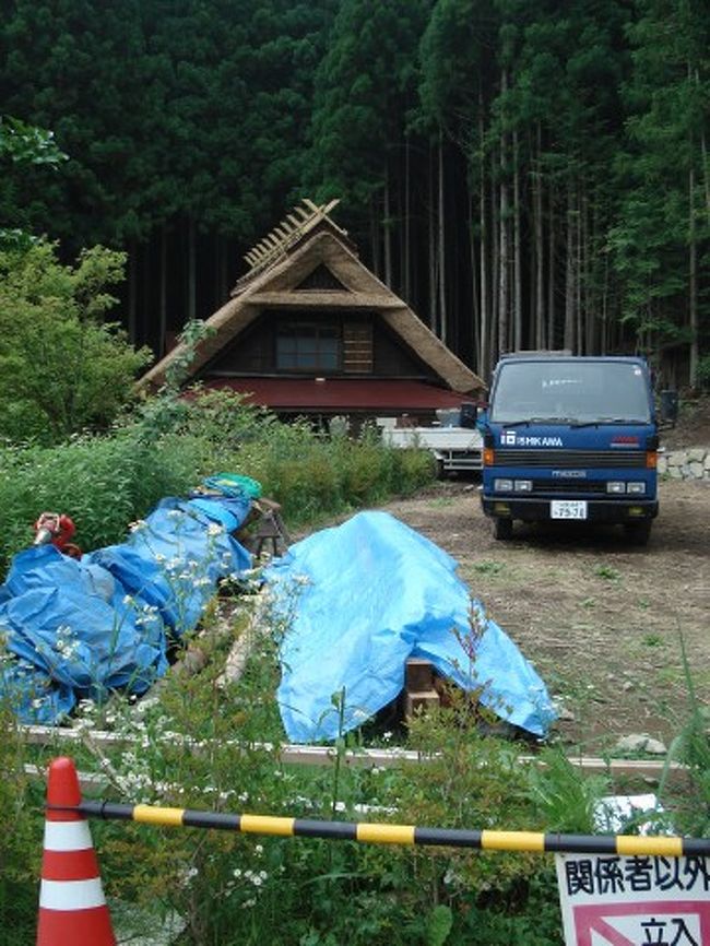 現在も建築中で癒しの里のように新築での茅葺き作業<br /><br />は珍しいそうです。茅に使われるススキは山梨産。<br /><br />作業も全て地元の職人さんが行っています。