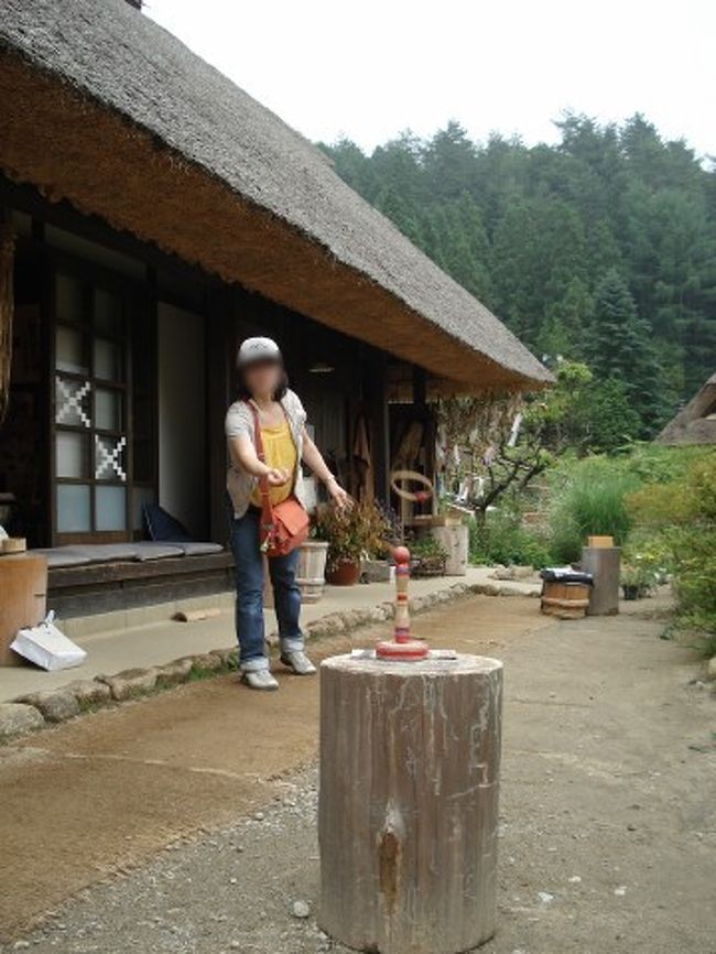 輪投げに挑戦。縁日で外す人を見てへたくそ〜って<br /><br />思ってましたがコレ難しいです。<br /><br />結局、1回も入らなかった　(-_-;)