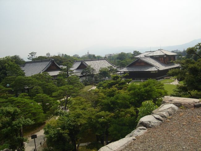 石段を登り、天守閣跡から本丸を撮影。