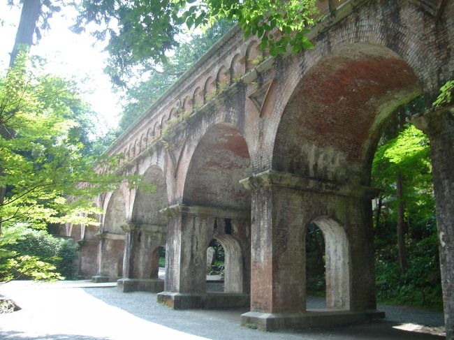 南禅寺の水路閣に到着♪<br />現在も琵琶湖から京都に水を運んでいるそう。<br />橋の下で少し休憩。