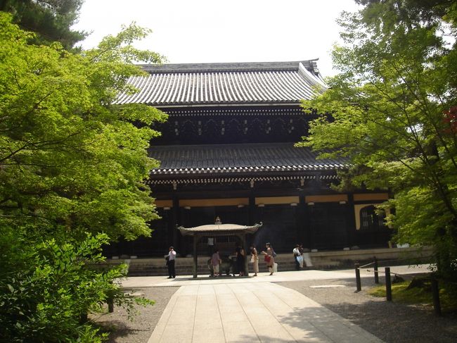 ここも三大門のひとつ。<br />知恩院の三門は初日に行ったけど、仁和寺の二王門は見てないな・・・。昨日、龍安寺の前に仁和寺に寄ってれば、三大門制覇できたのに・・・。