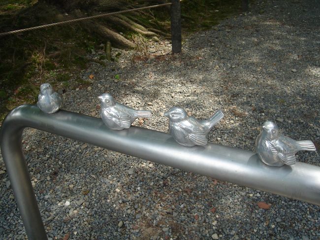 南禅寺を出て、哲学の道へ向かいます。<br />なぜ雀なんだろう??<br />でもカワイイから激写。