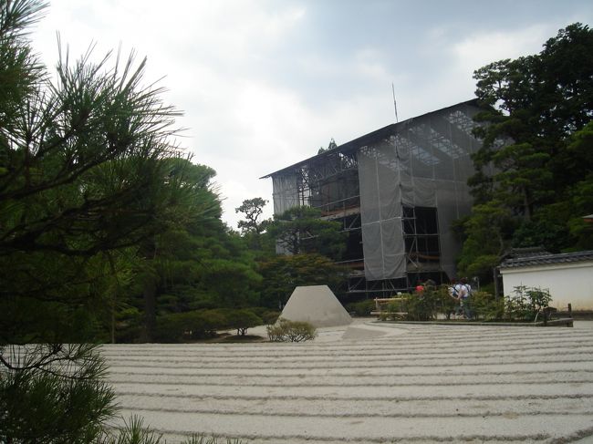 向月台と観音殿。<br />