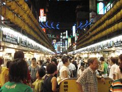 【廟口夜市】

入り口部分です。
今まで行った台北市内の夜市と違う雰囲気です。
家族連れが多く、屋台は海鮮類が多い。
やはり港だから魚介が多いのかな。