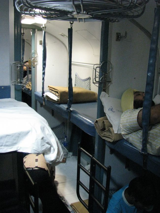 バラナシへ移動中の列車内。<br />夕方出発、朝到着なので早々に寝てしまう人が多い。<br />エアコン付寝台なのでちゃんとシーツや毛布が配られ快適！