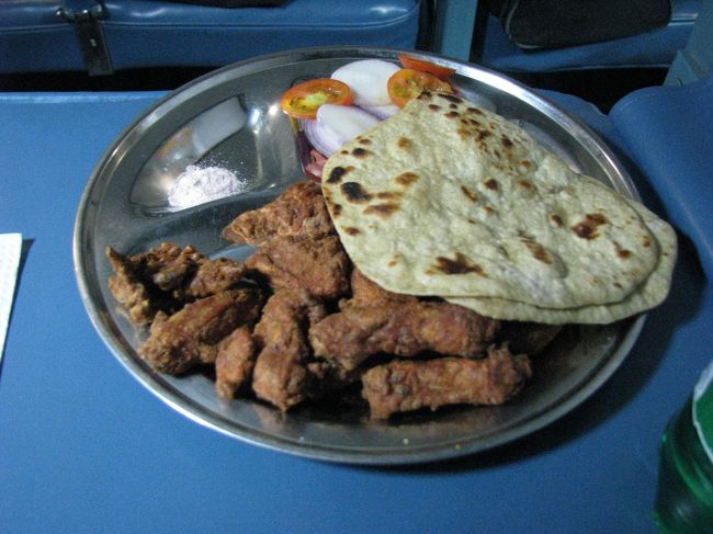 列車内で夜ご飯の注文をノンベジでしたところ、しょぼいフライドチキンのようなものが・・・。<br />味はまあまあなんだけど身があんまりない！<br />ノンベジを何回か頼んだ事があるけどチキンカレーばかりでかなり美味しかったので今回はちょっと残念。