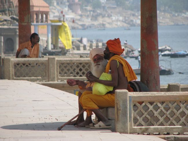 サドゥも日陰で一休み。