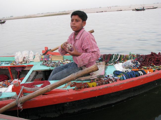 商魂逞しいインドの子供。<br />ボートに乗ると必ず物売りがやってくる。