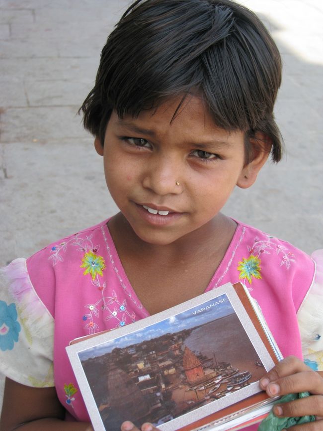 絵葉書を売ってた子供。<br />可愛い！！<br />ただ持ってた絵葉書は売り物とは思えないボロボロ・・・。