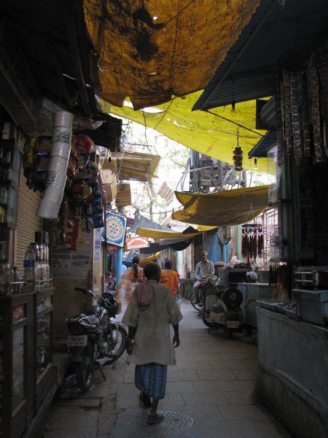 バラナシの路地。
