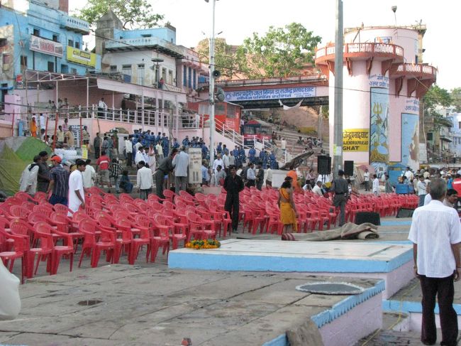 この日はイベントがあったのでアーミーや警察がたくさん出てました。<br />普段はない赤い椅子も設置されていつもより人が多い！