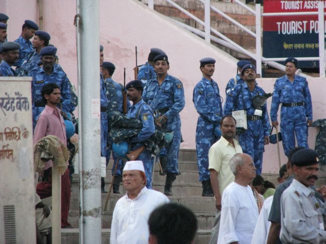 ベレー帽で青い迷彩服。<br />ちょっと可愛い。