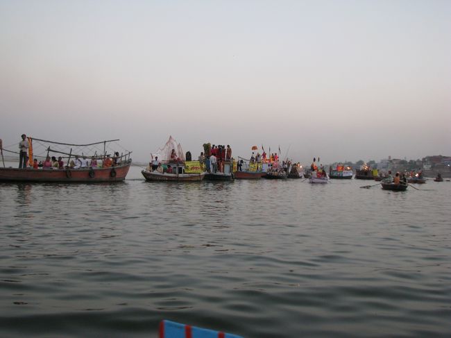 インドの神様？の扮装をした人を乗せた船がたくさん流れてきました！