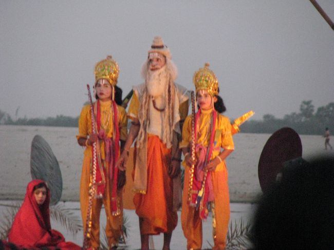 これはサドゥ？<br />扮装した人でなくてもそこらへんにいくらでも本物いるのに・・。