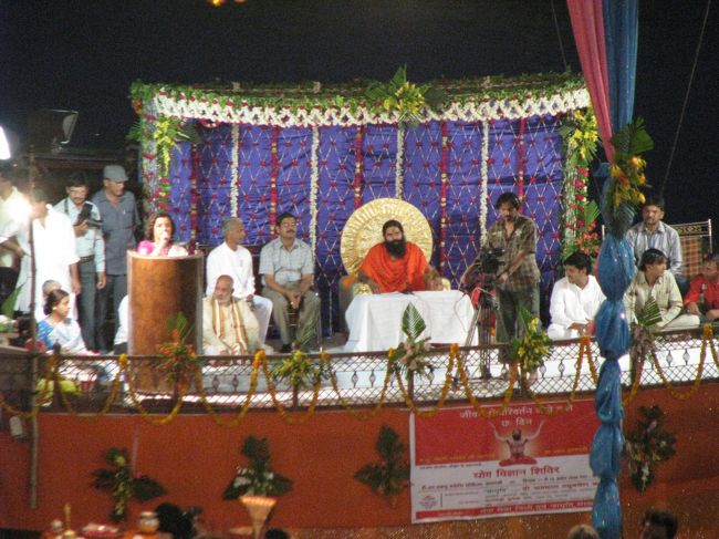 写りが悪いですがプジャ前にヨガマスターなる人のありがたいスピーチがありました。<br />アサハラショーコーにしか見えない・・・。