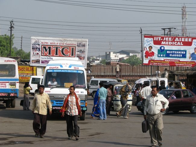 バラナシのバスターミナル。