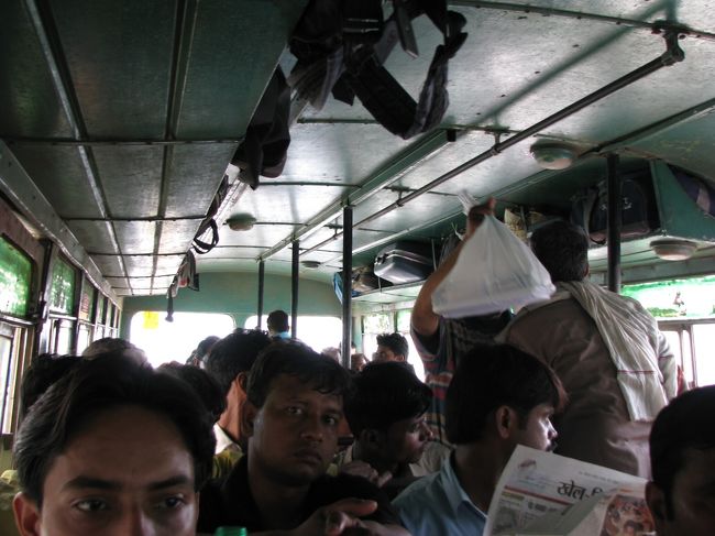 バスの中はこんな状態・・・（涙）<br />もちろんエアコンなどありません。