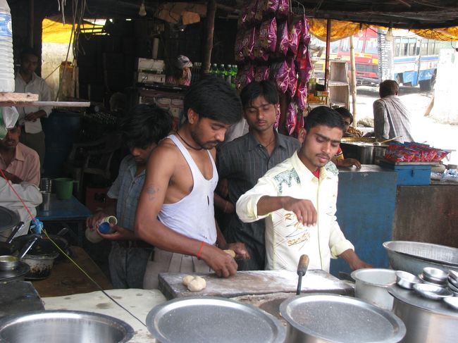 売店でチャパティを作る人達。<br />つまらなそうだけど上手に作ってました。