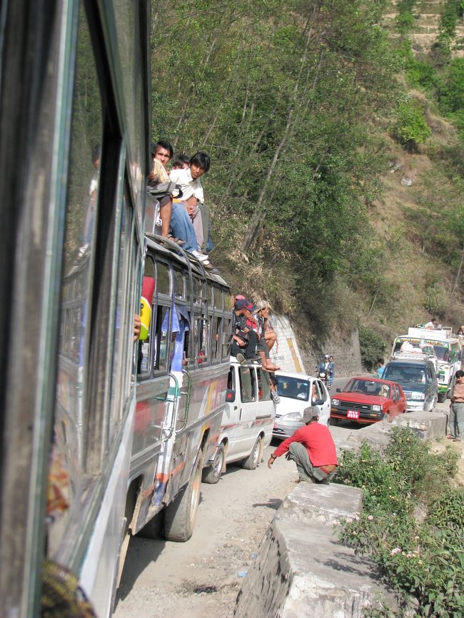 渋滞中。<br />バスの上に人が乗るのは常識って事で。