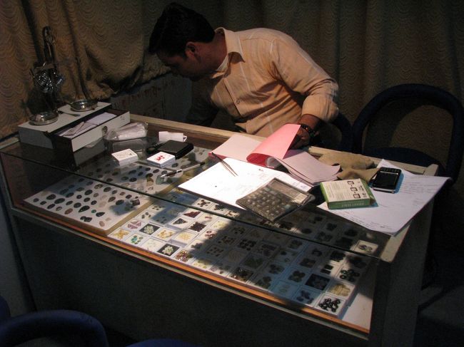 ホテルの近くの親切な宝石屋さん。<br />日本人が大好きらしく他に日本人の男の子も仲良くなってました。<br />ここでトパーズとアクアマリンでシルバーのペンダントトップを作ってもらいました。<br />好きなデザインで作ってくれて一個2500円くらい。<br />安い！