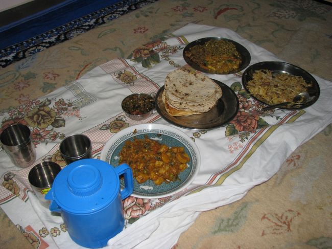 宝石屋さんの家で晩御飯をご馳走になりました！<br />手作りのチャパティや卵の炒め物、各種カレー、ネパールピクルスなどが出てきて美味しかった！<br />この人達はお酒を飲まないので最後はホットミルクとクッキーでしめて終わり。<br />家庭の味はやっぱいいね〜。