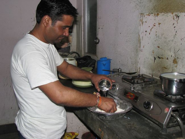 チャパティを作るところ。<br />めちゃ器用にあっという間にチャパティが焼きあがる！<br />バターを塗ったチャパティも作ってくれて美味しかった。