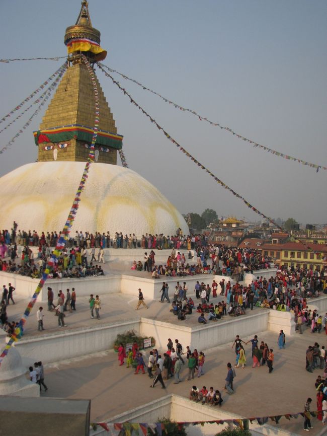 ネパールの寺院。<br />ここなんて言うんだっけ・・・失念。<br />この日はなんかのイベントだかお祭りだかがあったらしくものすごい人ごみでスリに合いそうになる。<br />一緒に行った人によるといつもはガラガラらしくこんなに人がいるのは珍しいとの事。