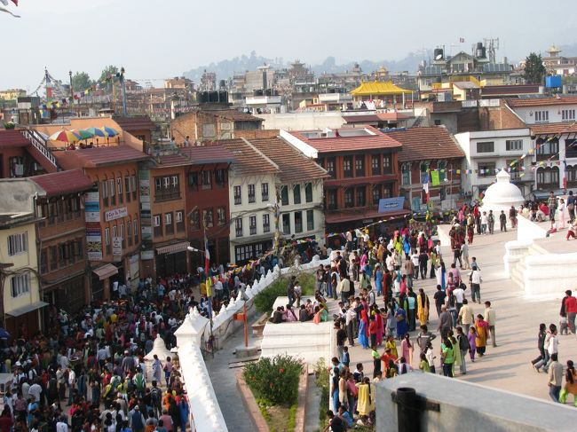 円形状に周りをホテルだのレストランだのが取り囲む。<br />屋上で食事出来るレストランに入り飲み物だけ頼んで写真など撮ったけど・・・チャージがあるので高〜！<br />でもなかなかの絶景で風も気持ちいい！<br />ぜひ次回はここのホテルにも泊まってみたい。