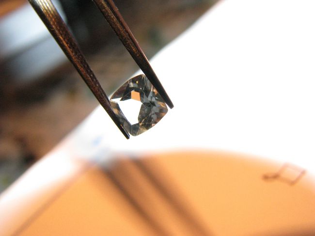 こんな感じでピンセットでつまんで石を選んでカラットを測り、その後デザインを決める。<br />凝ったデザインでもシンプルでも値段は変わらないみたいだった。<br />私は石が際立つようシンプルなのにしました。