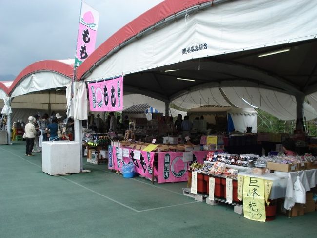 外会場には地元の特産品が販売されています。<br /><br />桃、地酒、ワイン etc...山梨は色々ありますね〜♪