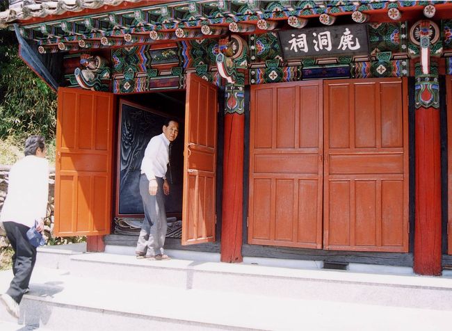 最初は予約なしでしたから、参拝を諦めていましたが、この方の後ろに従って、お堂に入れさせて戴きました。