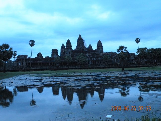 私達は池の方へ移動。<br /><br />日の出は6時。<br />明るくなってきたが、<br />太陽が見える気配なし。<br /><br /><br /><br />