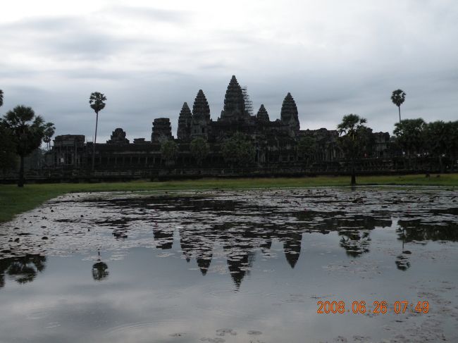 だいぶ明るくなるが<br />太陽の姿は見えず。<br />雲が分厚くかかってます。<br /><br /><br />